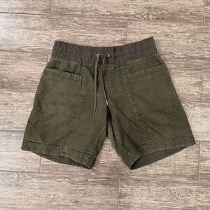 Athleta Linen 8” Shorts in Olive Green